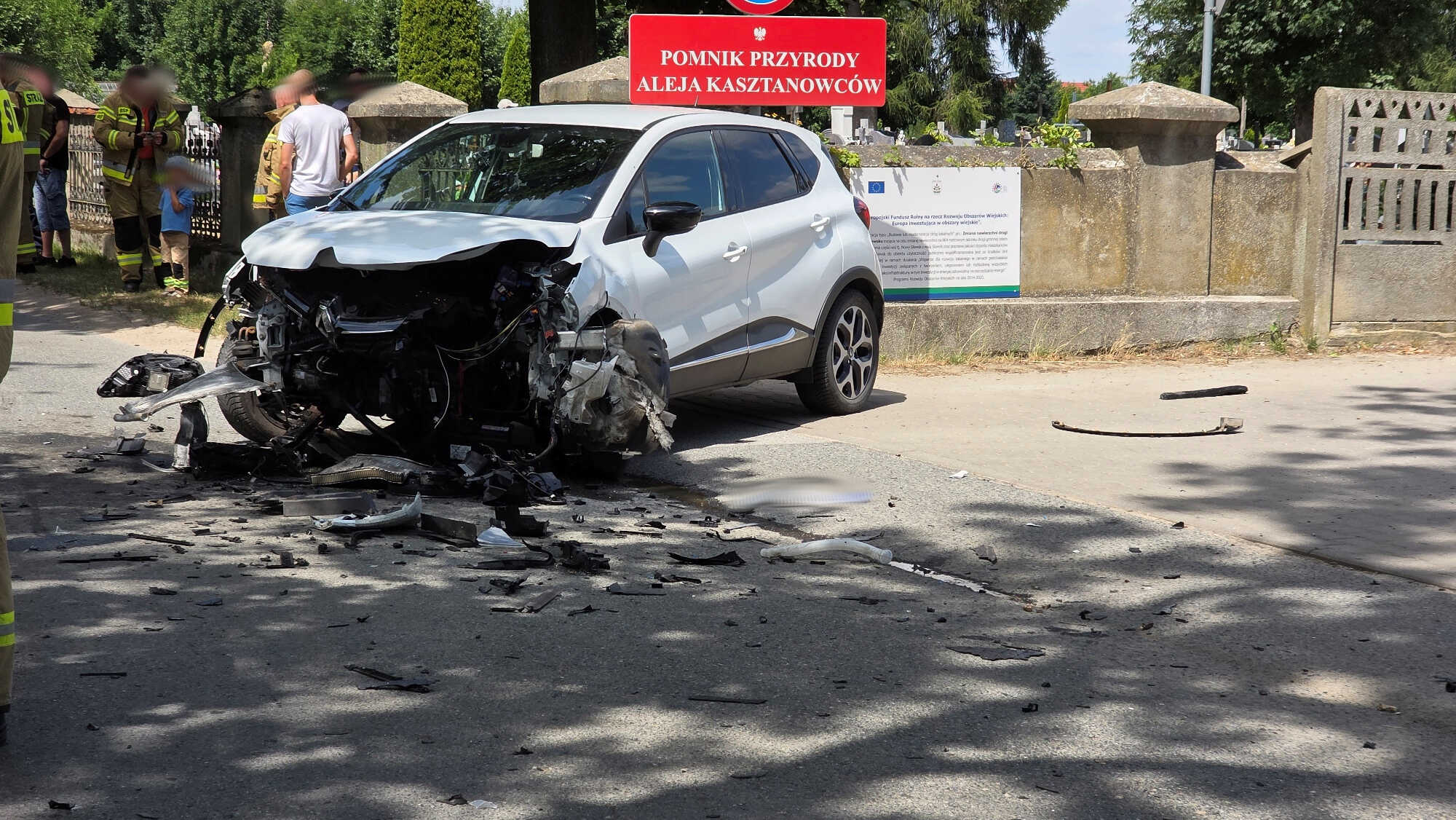 Kolizja w Sławsku. Audi po zderzeniu zatrzymało się na drzewie
