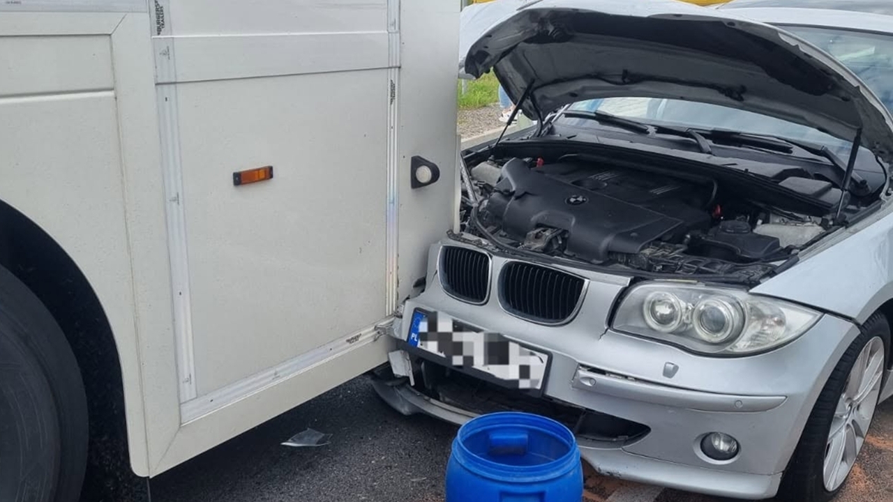 Kolizja w Zakroczymiu. BMW uderzyło w ciężarówkę, 22-latka trafiła do szpitala