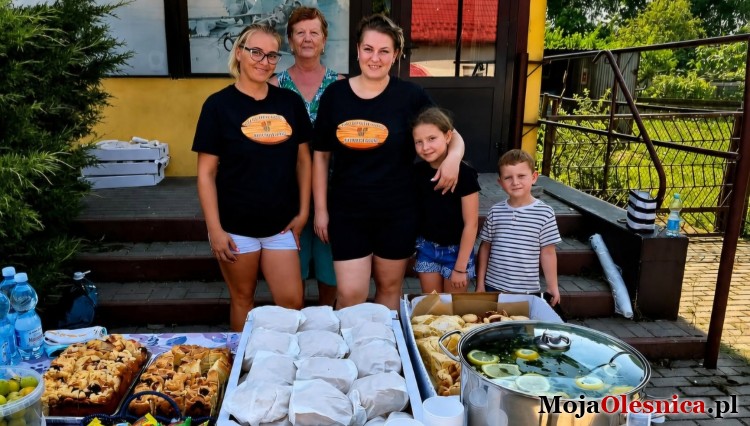 Koło Gospodyń Wiejskich z Dobrzenia zafundowało pielgrzymom smakowity odpoczynek