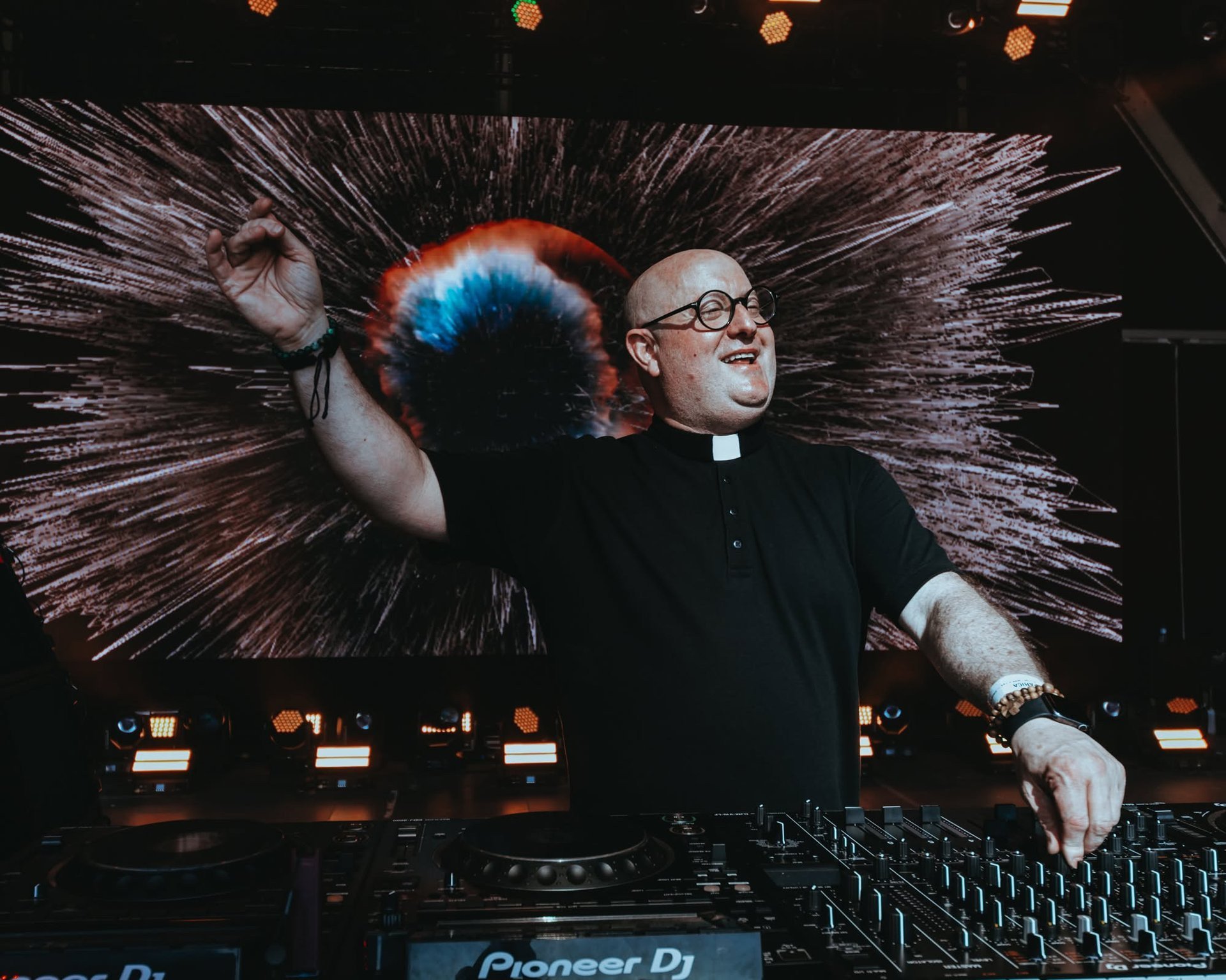 Koncert fenomenalnego księdza DJ-a przeniesiony. Powodem rekordowe zainteresowanie