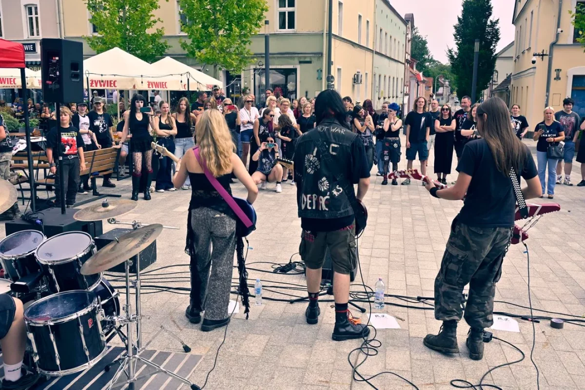 Koncert Rozkład Jazdy na rynku i wystawa kończąca warsztaty plastyczne