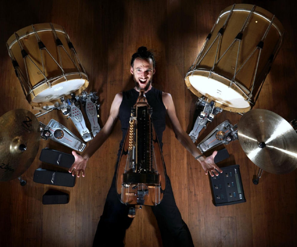 Muzyk Guilhem Desq leży na podłodze otoczony instrumentami. O festiwalu Podlaska Oktawa Kultur przeczytasz na Eska Białystok.