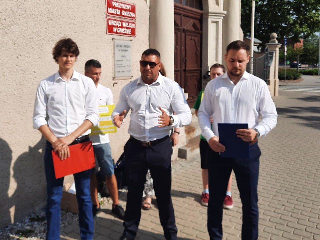 Konfederacja i Ruch Narodowy uderzają w prezydenta Gniezna. Rozdawali czerwone kartki