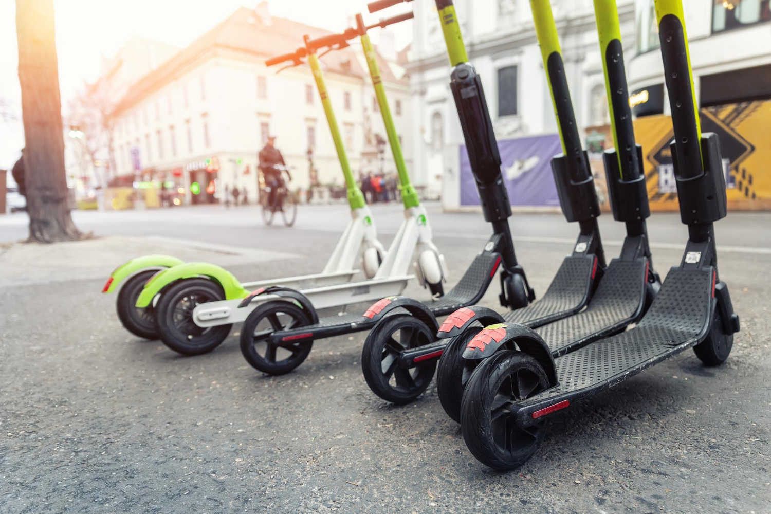Koniec z „elektrycznymi potworami” i porzuconym sprzętem. Rząd szykuje dodatkowe przepisy dla użytkowników e-hulajnóg