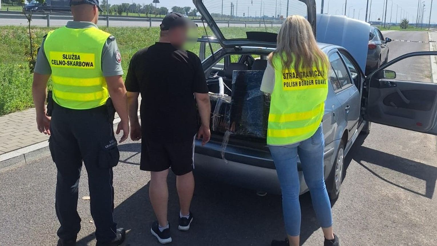 Kontrabanda warta ponad 60 tys. zł przejęta. Papierosy bez akcyzy znaleziono w aucie 42-latka