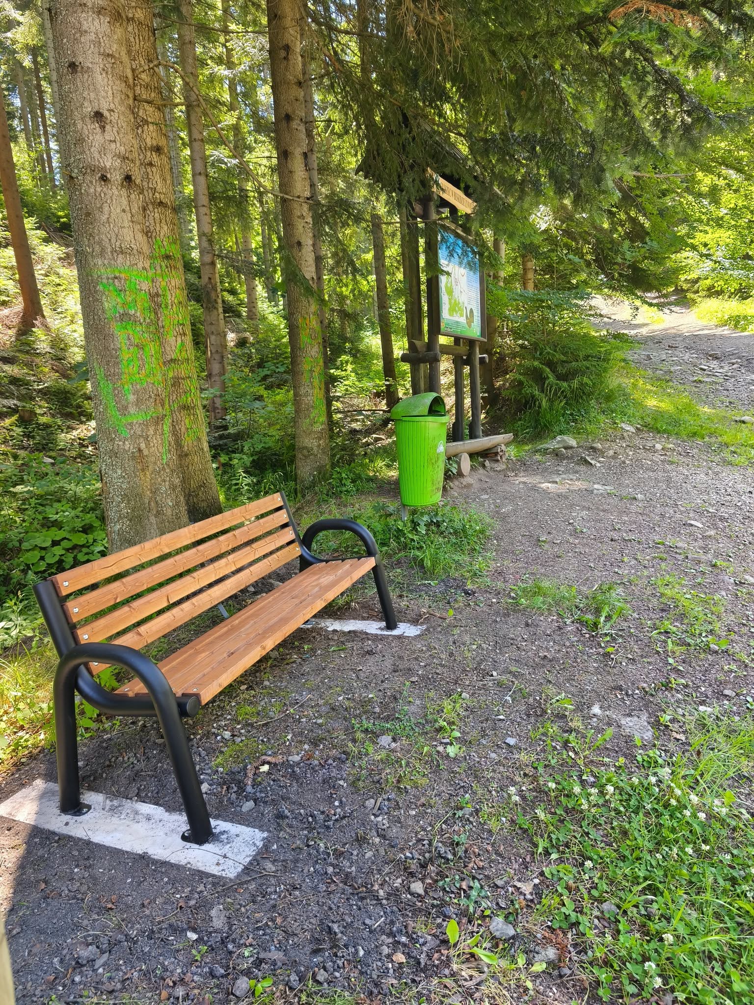 Korbielów pięknieje na wakacje. 20 nowych ławek i monitoring przeciw wandalom