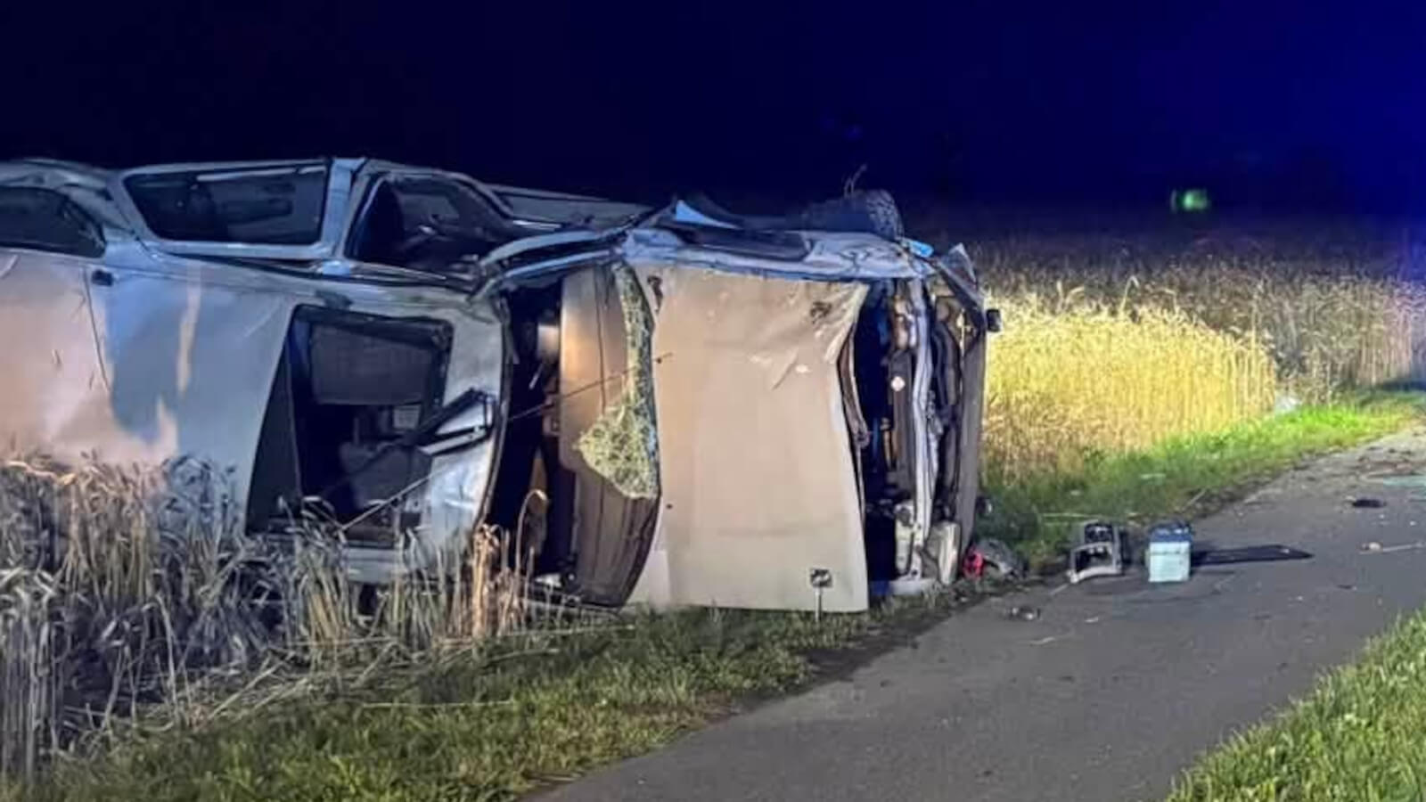 Koszmarny wypadek koło Gorzowa. 18-latek wypadł z auta podczas dachowania (ZDJĘCIA)
