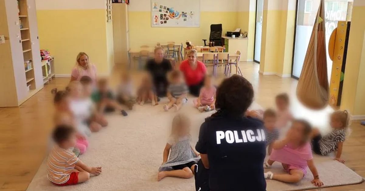 KPP Wejherowo w przedszkolu. Dzieci uczyły się zasad nad wodą i na drodze