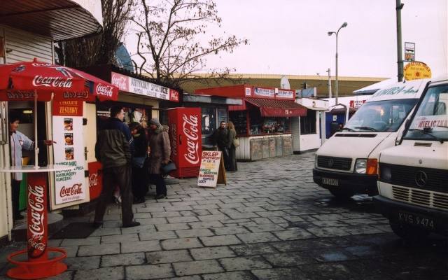 Kraków, którego już nie ma. Pirackie kasety, bar Smok i woda z saturatora. Dzisiaj stoi tutaj Galeria Krakowska. Zdjęcia z lat 90.