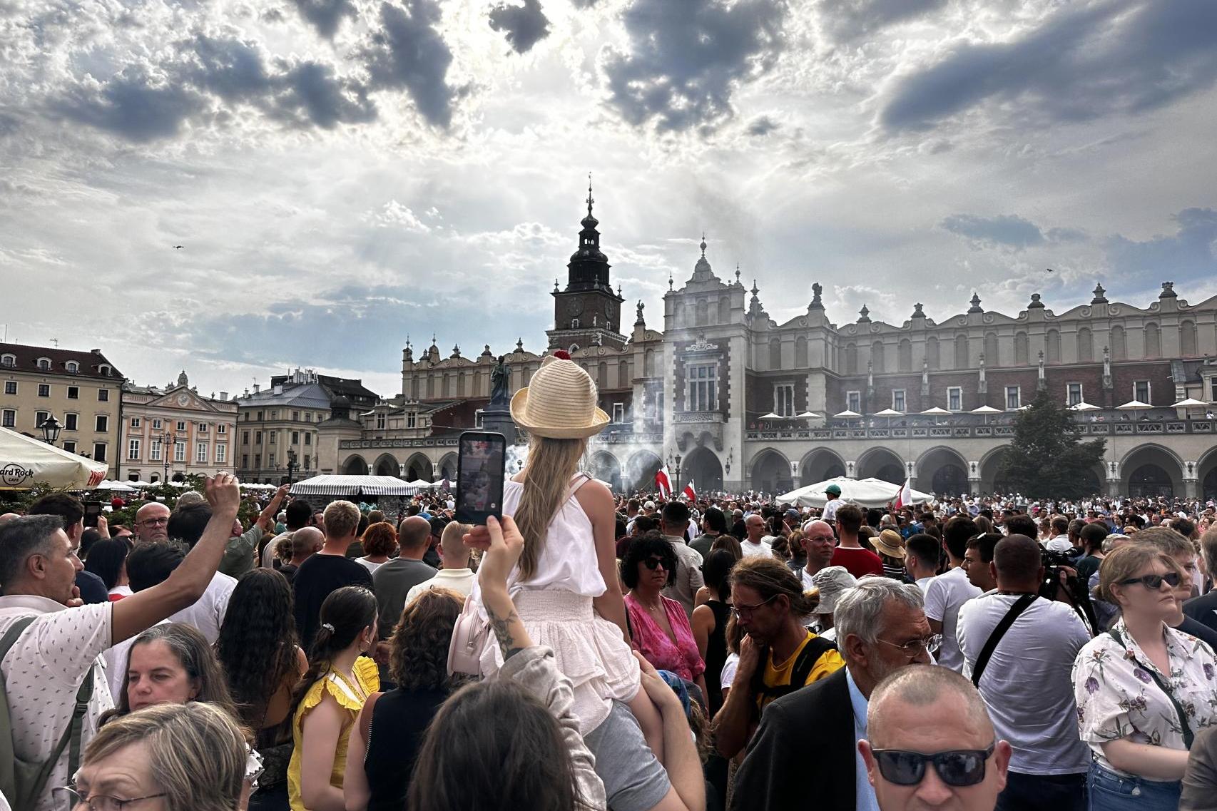 Kraków oddał hołd bohaterom powstania warszawskiego. Setki osób na Rynku Głównym