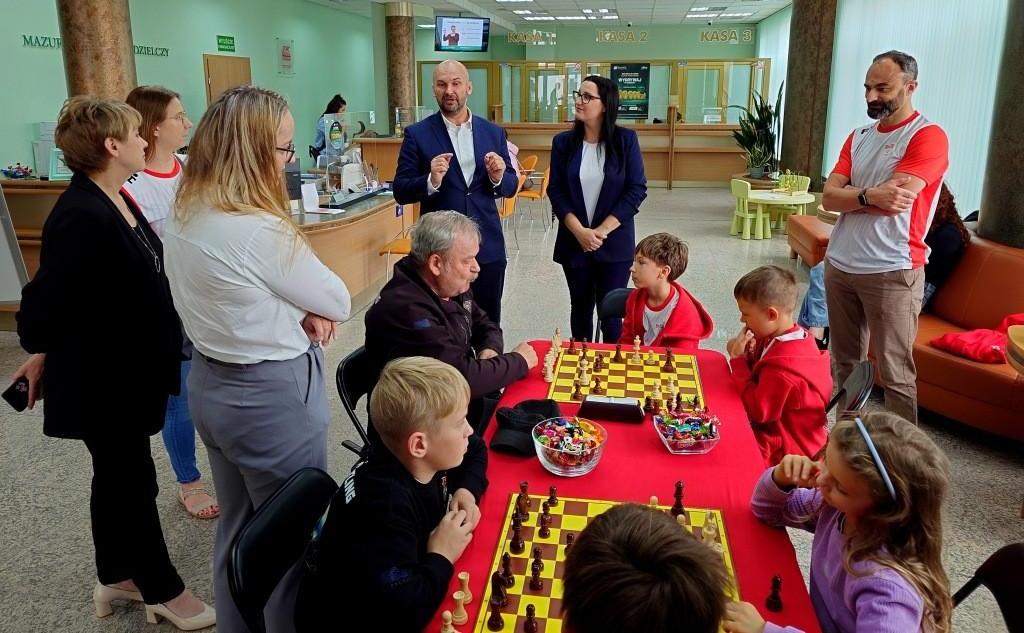 Królewska gra w banku. Szachowe spotkanie w Mazurskim Banku Spółdzielczym w Giżycku
