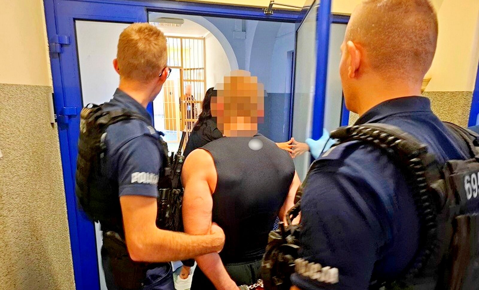 Kryminalni weszli do mieszkania 23-latka z Lęborka. Znaleźli 290 gramów narkotyków i dwóch poszukiwanych przez sąd