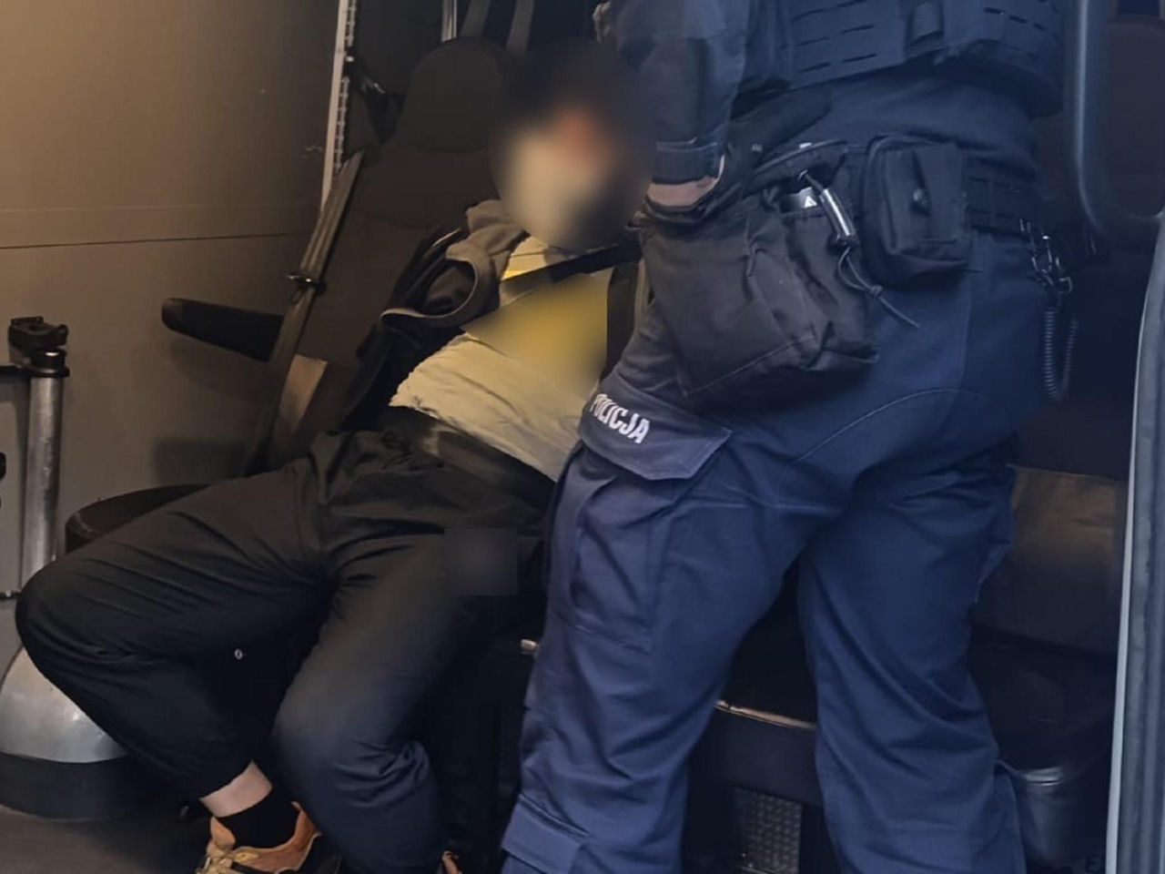 Krzyczał i straszył ludzi przy jednym ze sklepów. Prosił się o zatrzymanie