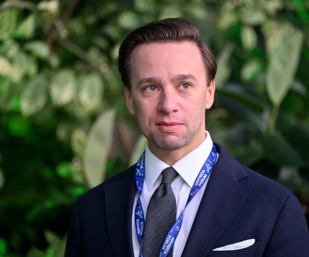 Krzysztof Bosak na tle zielonych roślin. O jego krytyce pod adresem Mateusza Morawieckiego przeczytasz w VOX FM.