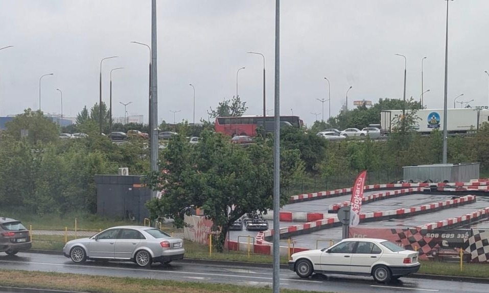 Krzywoustego: kierowcy znowu stoją w gigantycznym korku. Wiemy co jest przyczyną