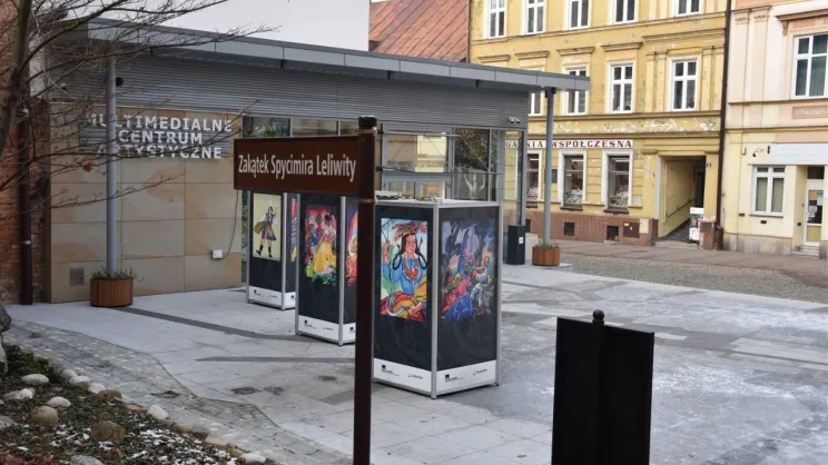 W tle budynek gimnazjum tarnowskiego, w którym mieszkał Kazimierz Brodziński