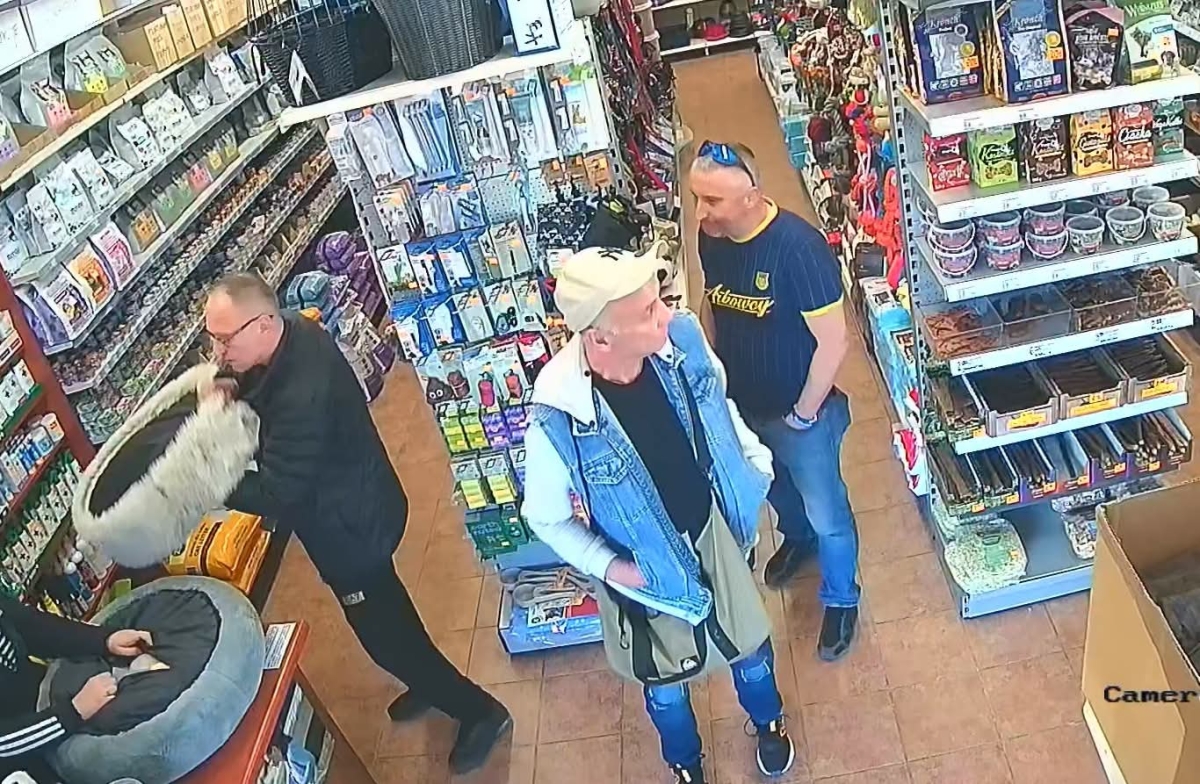 Kto rozpoznaje? Policja szuka trzech mężczyzn po kradzieżach w Gnieźnie