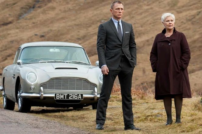 Aktor Daniel Craig i Judi Dench przy aucie Aston Martin. Quiz o Jamesie Bondzie znajdziesz na SE Wrocław.