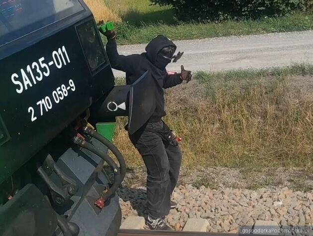 Ktoś chciał przejechać się na dachu szynobusa