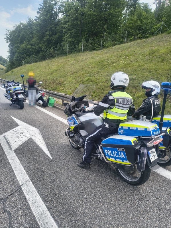 Ktoś chyba źle przeczytał znaki. Motorower wjechał na ekspresówkę