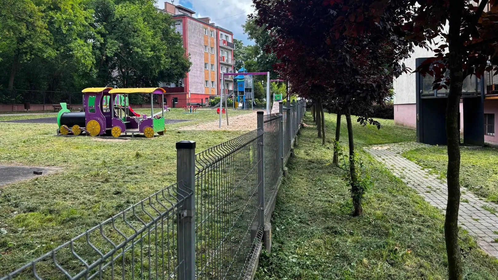 Ktoś rozłożył i potłukł duże tafle szkła na placu zabaw. Apel służb