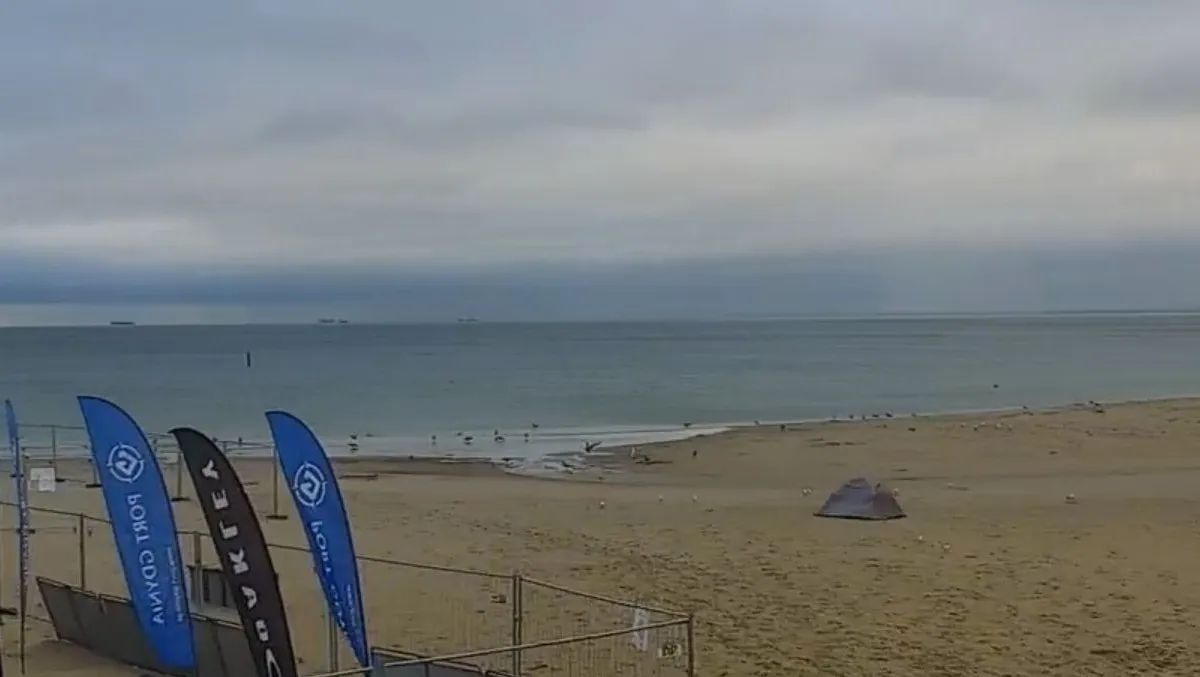 Ktoś śpi w namiocie na plaży w taką pogode gratuluję pomysłodawcy