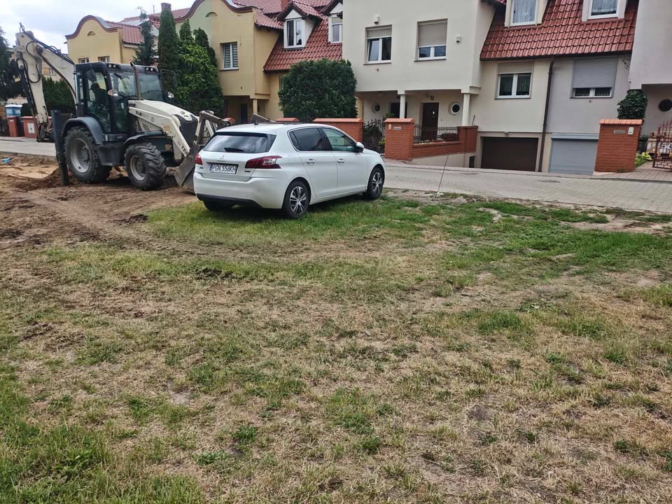 Ktoś zaparkował i zniknął. Auto blokuje inwestycję na os. Kazimierza Wielkiego