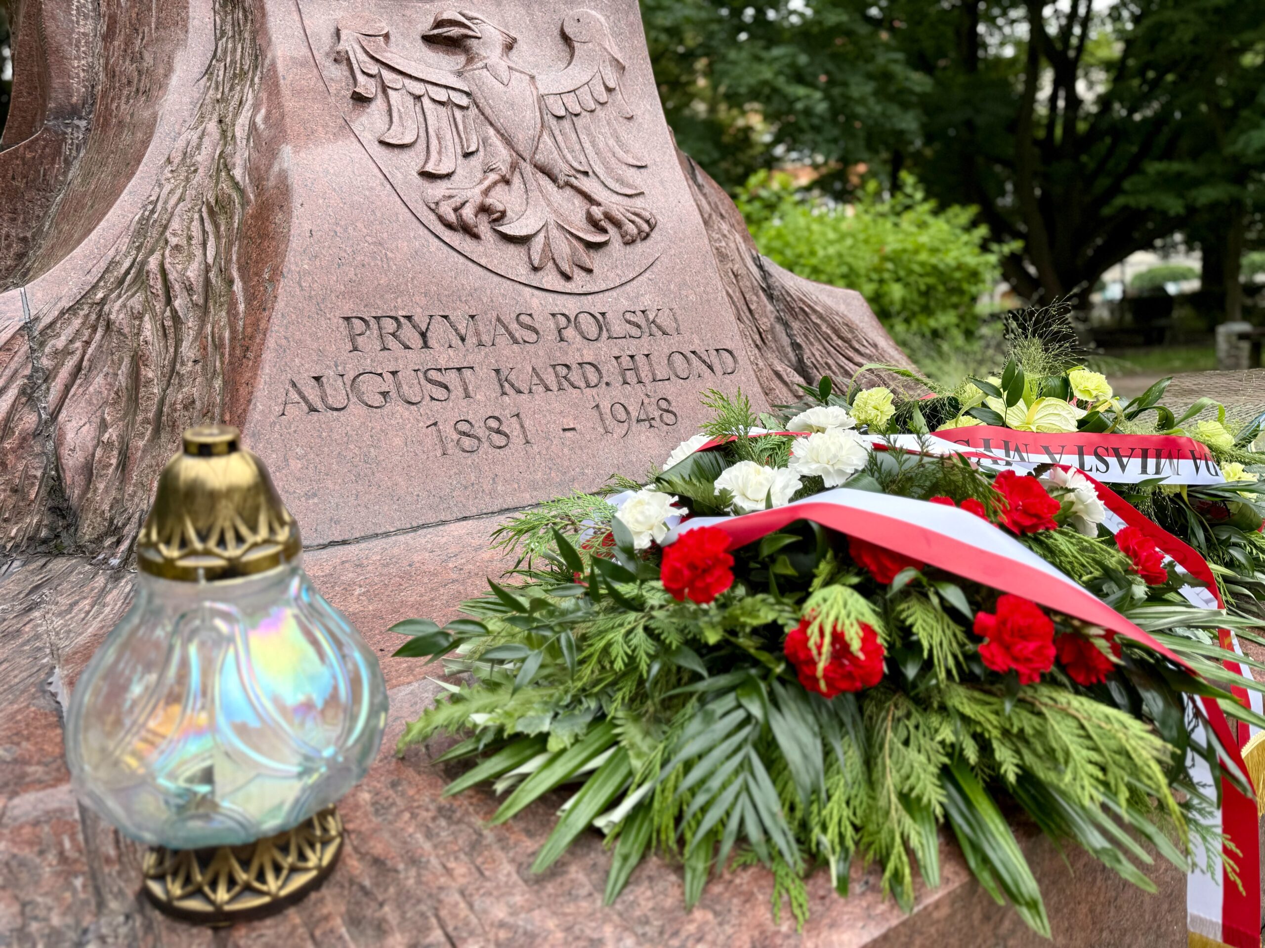 Kwiaty pod pomnikiem kardynała Augusta Hlonda w 145. rocznicę urodzin