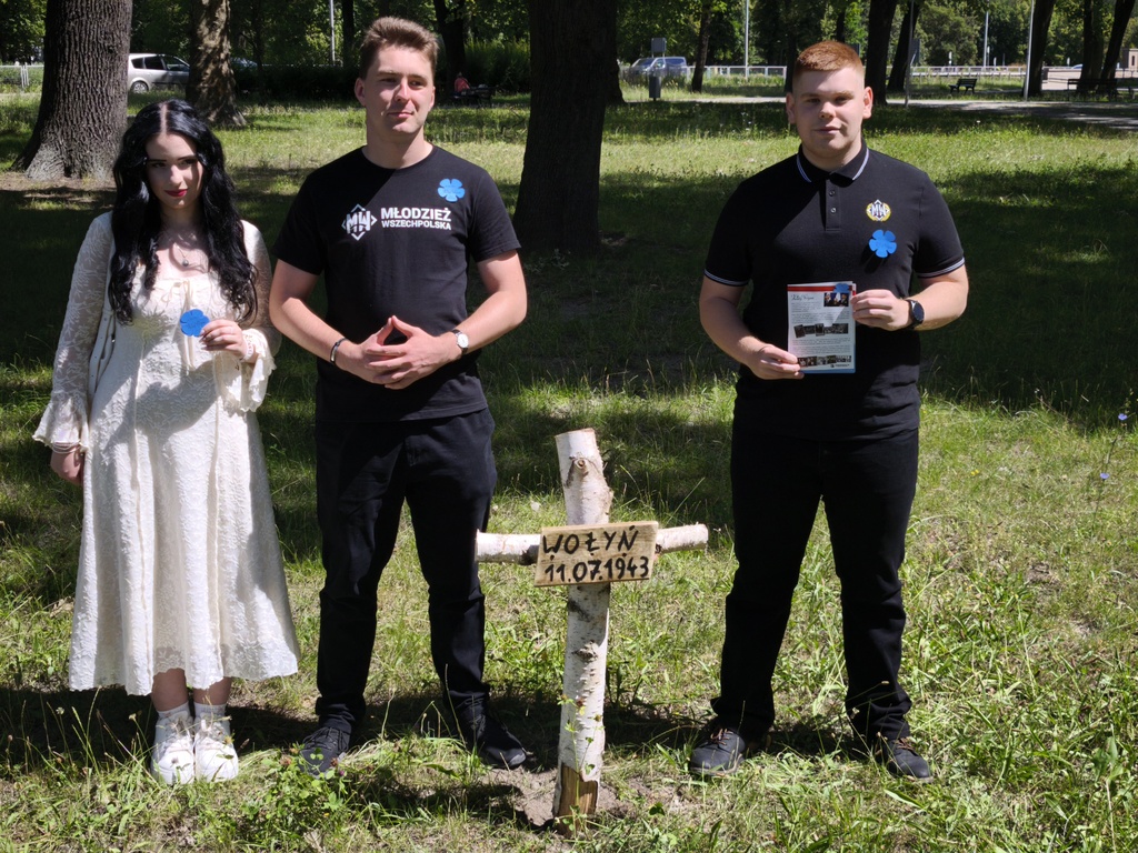 "Kwiaty Wołynia" rozdają w Wielkopolsce działacze Konfederacji