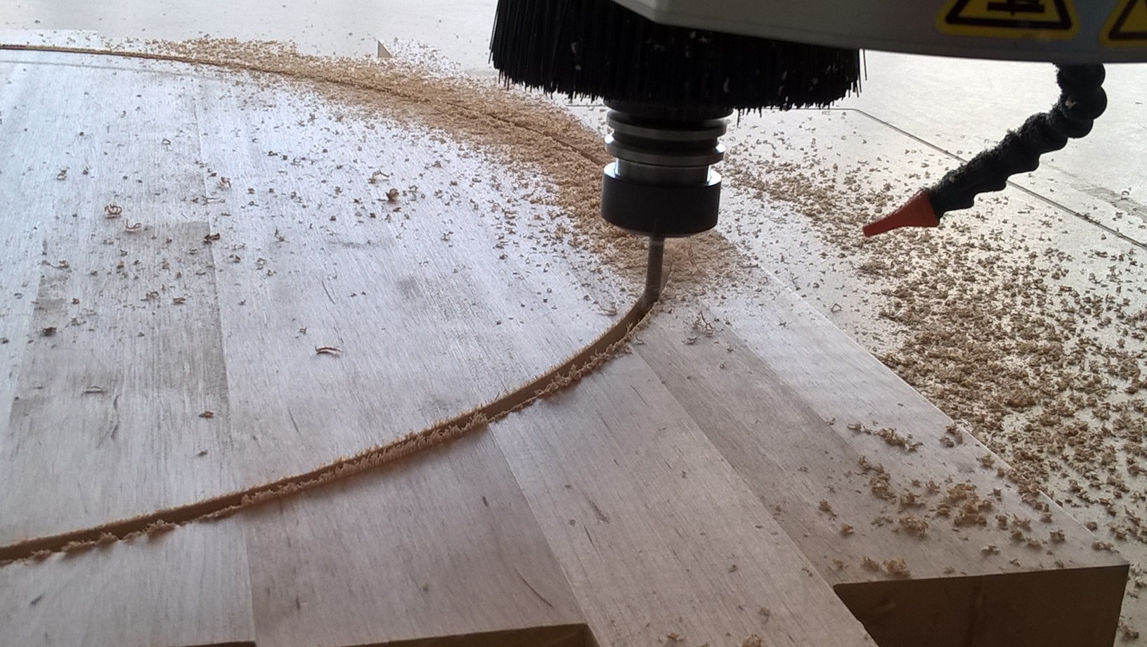 Laser czy frezarka CNC. Kiedy który proces wychodzi taniej