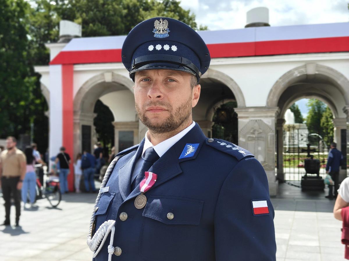 Łaski policjant odznaczony przez Prezydenta RP Brązowym Medalem za Długoletnią Służbę