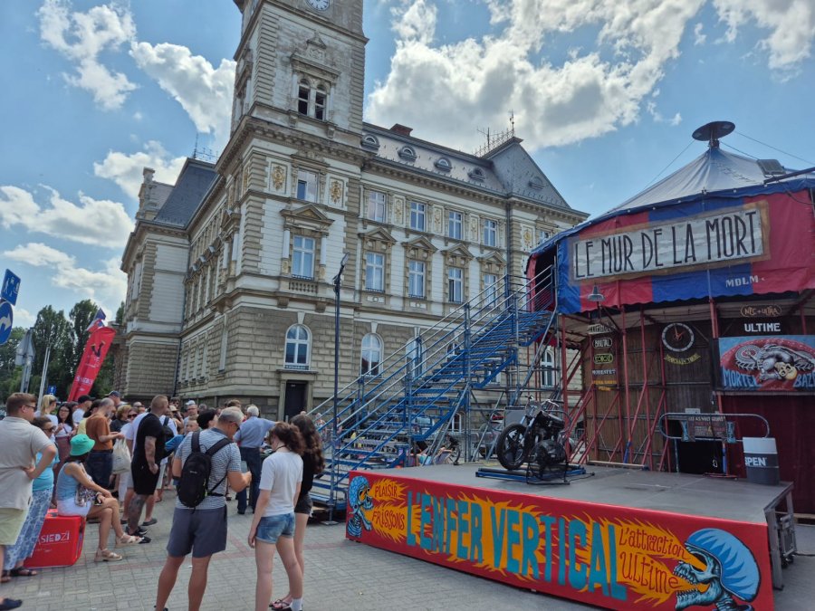 Legendarna ściana śmierci obok Ratusza. Byliśmy w środku, by poznać tajemnicę szalonej atrakcji