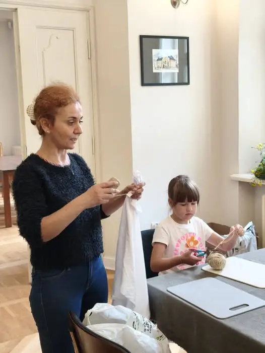 Lekcje muzealne w Dworze w Koźminku: dzieci farbowały koszulki naturalnymi barwnikami