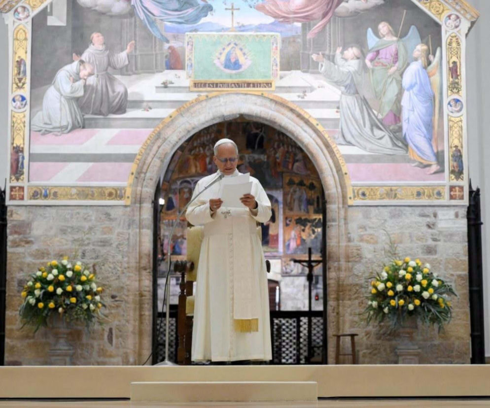 Papież Leon XIV czyta z kartki w bazylice w Asyżu. O jego wizycie u franciszkanów przeczytasz na Radioplus.