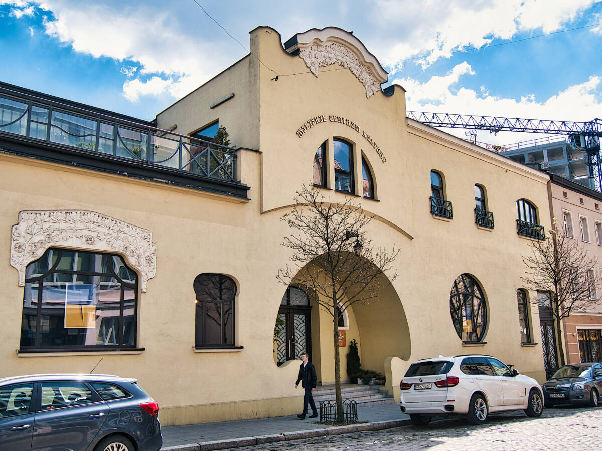 Letnie kino w centrum miasta. Seanse na parkingu Miejskiego Centrum Kultury przy ul. Marcinkowskiego