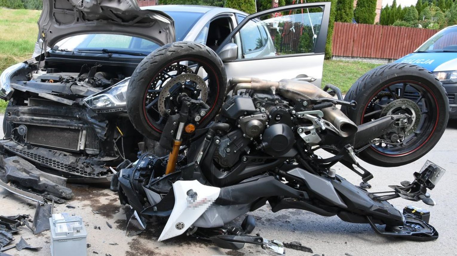 Lewoskręt prosto pod nadjeżdżający motocykl. Groźny wypadek w Wólce Wieprzeckiej