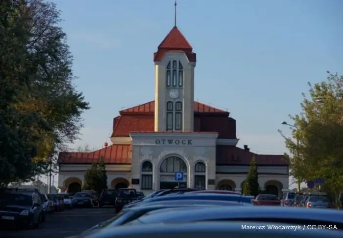 Leżaki, popcorn i polska komedia. Kino plenerowe w Glinie