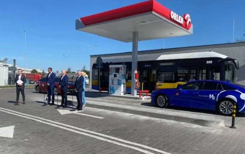 Liczba dnia – 300. Tyle razy, od 20 maja do dziś, na płockiej stacji Orlenu kierowcy tankowali do czerwoniaków i swoich prywatnych aut wodór