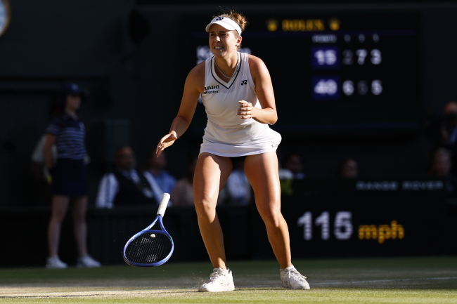Linda Noskova wygrała Wimbledon. W czeskim finale 21-letnia tenisistka pokonała Karolinę Muchovą 6:2, 5:7, 6:3 i zdobyła pierwszy wielkoszlemowy tytuł w karierze.