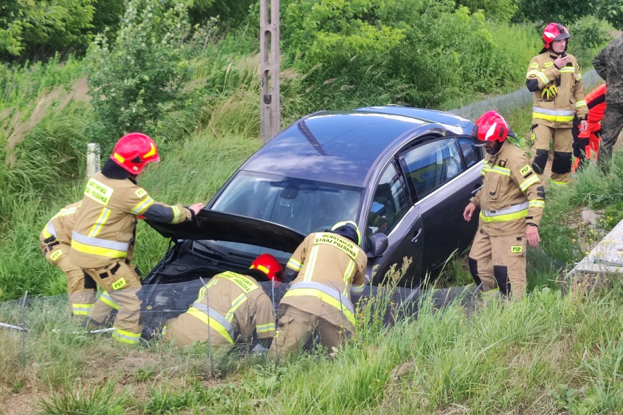 Lipina: Auto uderzyło w przepust. Są utrudnienia w ruchu