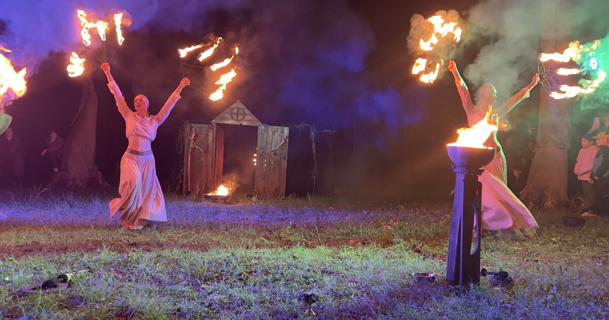 Łochów świętował teatr. Spektakle, cyrk, bębny i widowi