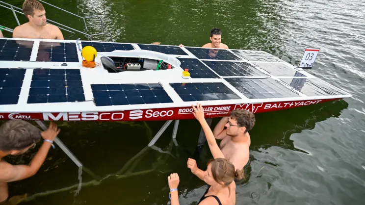 Zawody Krakow Solar Boat Challenge na Bagrach