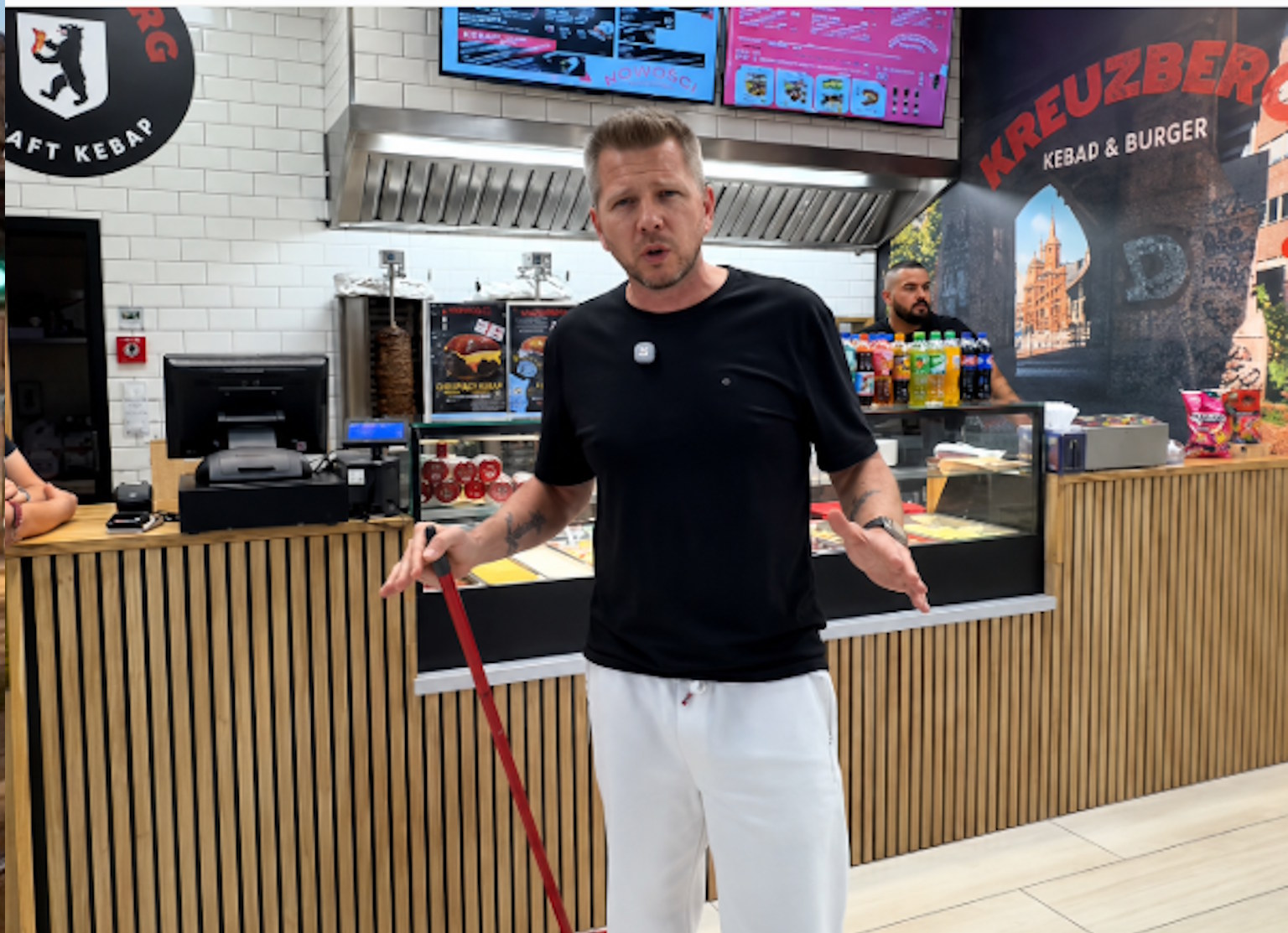 Lokal Filipa Chajzera obrzucony sztucznymi odchodami. Zaprosił aktywistkę do sprzątania lokalu