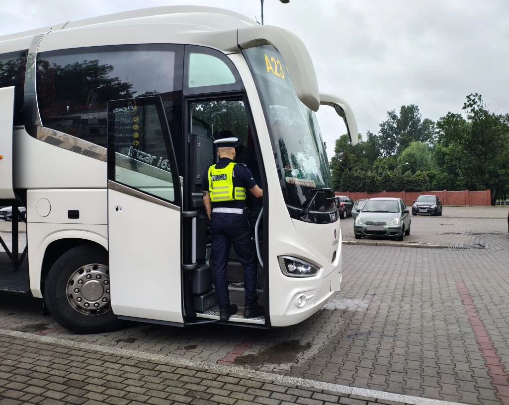 Łowicz. Policjanci rozpoczęli kontrole w całym powiecie. Są szczególnie ważne przed wakacyjnymi wyjazdami