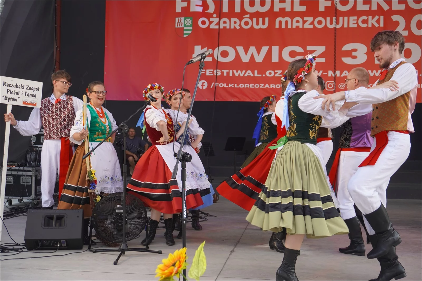 Łowicz ponownie pokazał, że mocno stoi folklorem. Osiem zespołów z różnych stron świata wystapiło na Błoniach