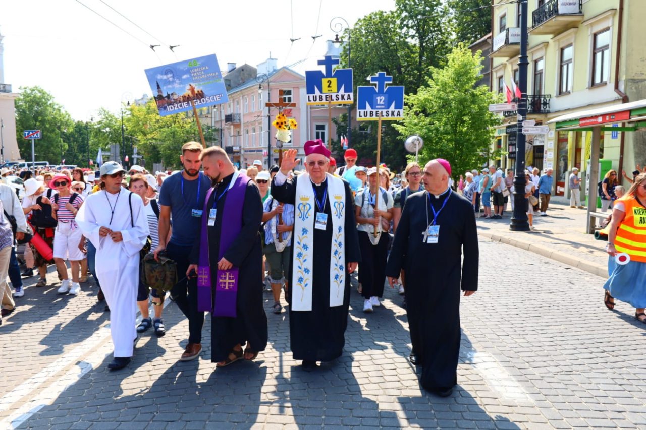Lubelscy pielgrzymi wyruszyli na Jasną Górę. Przed nimi 320 kilometrów wędrówki