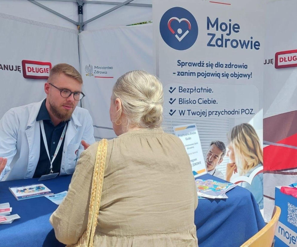 Lekarz rozmawiający z pacjentką w namiocie Ministerstwa Zdrowia. O akcji profilaktycznej usłyszysz w Radioplus.