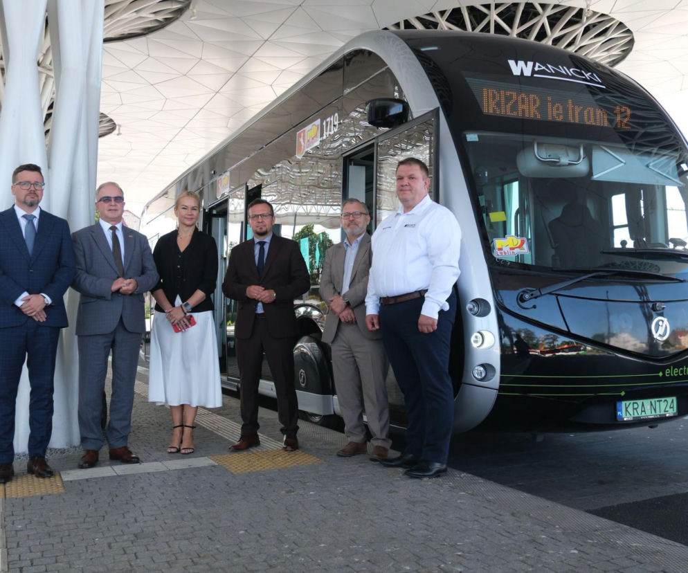 Grupa osób stoi przy nowym elektrycznym autobusie Irizar w Lublinie. O szczegółach przetargu przeczytasz na Radioplus.