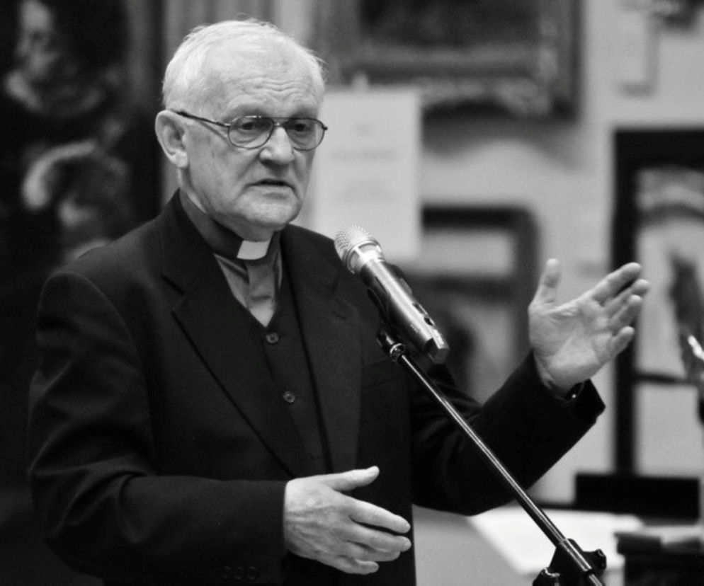 Ks. prof. Andrzej Szostek przemawia do mikrofonu i gestykuluje dłońmi. O pożegnaniu etyka przeczytasz w Radioplus.