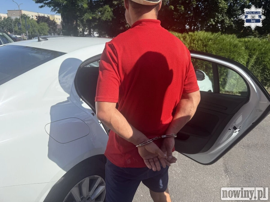 Machając z balkonu, prosił policjantów o pomoc. Drzwi mieszkania trzeba było wyważyć